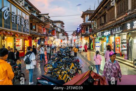 Kunming China , 4 octobre 2020 : Streetview de la vieille ville de Guandu rue commerçante avec des boutiques colorées et des gens au crépuscule à Kunming Yunnan Chine Banque D'Images