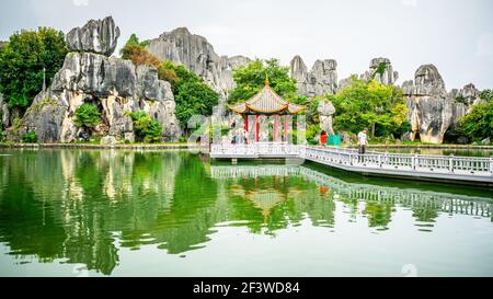 Kunming China , 4 octobre 2020 : Lac de Lianhua avec des gens de chemin et un petit pavillon et réflexion d'eau karstique à la forêt Shilin Stone Yunnan Chine Banque D'Images