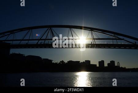 Le pont piétonnier de la bonne volonté au-dessus de la rivière Brisbane. Banque D'Images