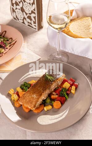 Filet de saumon frit et légumes grillés au restaurant tableau Banque D'Images