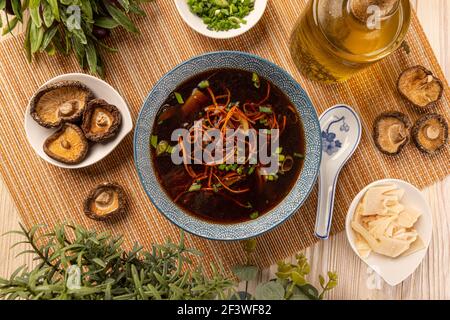 Soupe de style chinois avec champignons shiitake et bœuf, vue de dessus, plat Banque D'Images