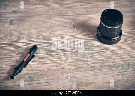 Lentille fisheye et stylo pour le nettoyage de l'objectif à la table Banque D'Images