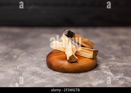 Bâtonnets épars de Palo Santo. Encens organiques d'arbres saints Banque D'Images
