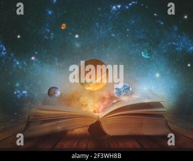 Livre de l'univers - Livre magique ouvert avec des planètes et des galaxies. Éléments de cette image fournis par la NASA Banque D'Images