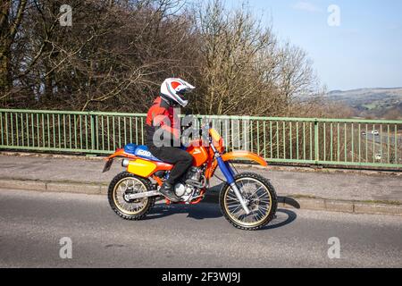 1986 80s rouge Honda Xr650r-2 ; motocycliste ; transport à deux roues, motos, véhicule, Routes, motos, motocyclistes motards en voiture à Chorley, Royaume-Uni Banque D'Images