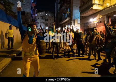 Les jeunes Israéliens dansent à la musique écoutés à l'aide d'écouteurs sans fil dans une soirée disco silencieuse dans la zone à la mode derrière le marché de Mahane ou de Machane Yehuda souvent appelé « le Shuk » à Jérusalem-Ouest, en Israël Banque D'Images