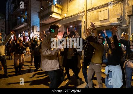 Les jeunes Israéliens dansent à la musique écoutés à l'aide d'écouteurs sans fil dans une soirée disco silencieuse dans la zone à la mode derrière le marché de Mahane ou de Machane Yehuda souvent appelé « le Shuk » à Jérusalem-Ouest, en Israël Banque D'Images