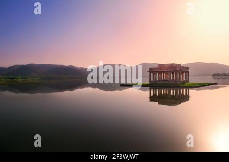 Le Jal Mahal en Inde du Rajasthan est l'un des endroits les plus exquis et les plus royaux du pays. Banque D'Images