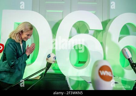 Le chef du parti D66, Sigrid Kaag, réagit dans la chambre d'association du Bureau national aux résultats des élections de la Chambre des représentants à la Haye, le 17 mars 2021. Le parti du Premier ministre néerlandais Mark Rutte a remporté le plus grand nombre de sièges aux élections dominées par la pandémie du coronavirus, le mettant sur la voie de diriger sa quatrième coalition, a déclaré les sondages de sortie le 17 mars 2021. Le parti pro-européen D66, qui a défié la politique européenne de Rutte dans le cadre de son gouvernement actuel, est sur le point de prendre la deuxième place, tandis que le leader anti-Islam Geert Wilders a perdu du terrain pour se déplacer vers le troisième radiodiffuseur public Banque D'Images