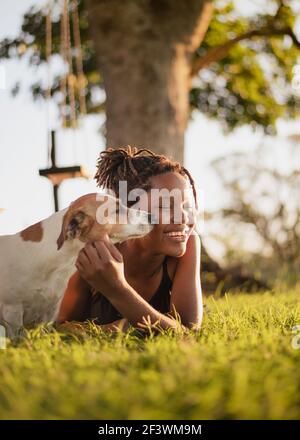 Jeune fille jouant avec un chien dans le jardin Banque D'Images