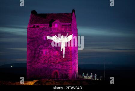 La tour Smailholm, près de Kelso aux frontières écossaises, est éclairée par la première mondiale d'un tout nouveau court-métrage « Young Scott » créé par l'artiste vidéo Andy McGregor, pour lancer les célébrations internationales du 250e anniversaire de la vie et des œuvres de Sir Walter Scott. Une diffusion en ligne de l'événement présentera le spectacle lumineux de la tour Smailholm à un public international à partir de 18 h (GMT) le samedi 20 mars, Journée mondiale du conte de fées. Date de la photo: Mercredi 17 mars 2021. Banque D'Images