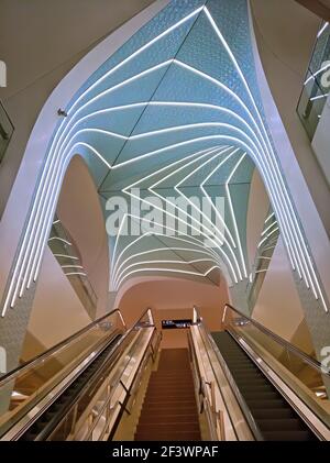 Vue sur les intérieurs modernes de la station de métro de Doha. Banque D'Images