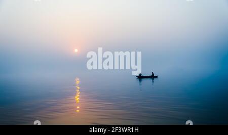 Temps de montée du soleil à la rivière Ganges à Varanasi Banque D'Images