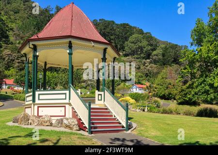 Te Aroha Hot Springs Domain, te Aroha, Nouvelle-Zélande. Le vieux groupe rotonde, l'un des nombreux bâtiments historiques du parc Banque D'Images