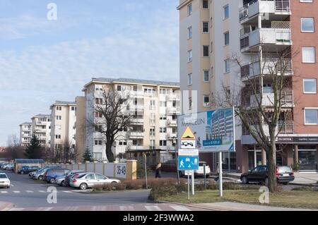 POZNAN, POLOGNE - 08 mars 2015 : nouveaux immeubles d'appartements et voitures garées dans la région de Marcelin Banque D'Images