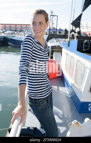 femme au port de pêche portant le haut de la barbiche Banque D'Images