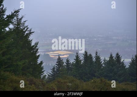 Magnifique vue de Dublin aérienne depuis le parc national de Ticknock Forest, Co. Dublin, Irlande, le matin de la rosée humide. Hiver irlandais inhabituel 2021 Banque D'Images