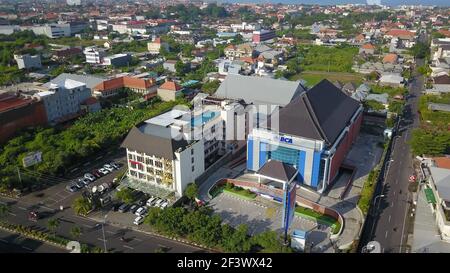 Kuta, Bali, Indonésie, 15 mars 2021. Vue aérienne de la ville de Kuta par drone. Survolant les villas de Bali dans la région de Kuta. Hôtel Atanaya et banque BCA sur Jalan Banque D'Images