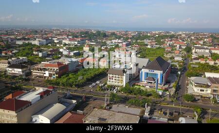 Kuta, Bali, Indonésie, 15 mars 2021. Vue aérienne de la ville de Kuta par drone. Survolant les villas de Bali dans la région de Kuta. Hôtel Atanaya et banque BCA sur Jalan Banque D'Images