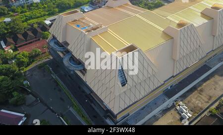 Kuta, Bali, Indonésie, 15 mars 2021. La grêle et la tempête endommagent le toit d'un nouveau centre commercial, le temps de tempête, les trous dans le revêtement extérieur de la maison en cas de dommages Banque D'Images