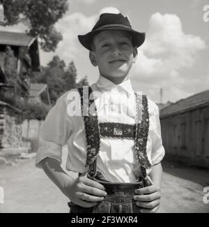 1960s, photo historique par J Allan Cash d'un garçon bavarois portant le Lederhosen traditionnel, Bavière, Gemany. À cette époque, les culottes en cuir ou en lederhosen étaient des vêtements de garçons populaires dans certaines parties de l'Allemagne et de l'Autriche. Banque D'Images