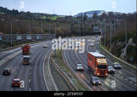 Dublin, Irlande - 9 février 2020 : les voitures retournent sur les autoroutes alors que le verrouillage du coronavirus s'affaiblit pendant la quarantaine COVID-19 Banque D'Images