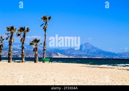 Belle vue sur la plage de San Juan à Alicante en une belle et lumineuse journée de printemps. Montagnes en arrière-plan Banque D'Images
