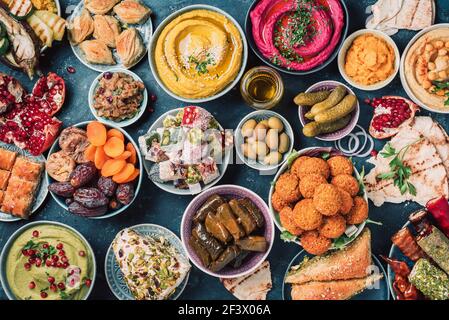 Cuisine traditionnelle arabe. Moyen-Orient houmous colorés, pita, falafel, dolma, baklava, halva, rahat lokum, sorbet, noix, fruits secs Banque D'Images