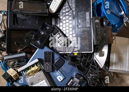 Déchets électriques et électroniques : divers câbles, ordinateurs, téléphones, smartphones, appareils et composants électroniques utilisés destinés à l'élimination des déchets. Banque D'Images