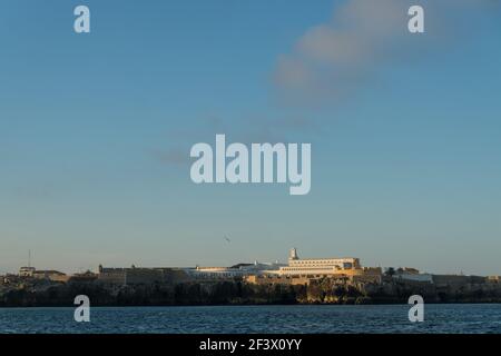 Une vue majestueuse sur la forteresse de Peniche et les falaises du cap de Carvoeiro depuis la mer de la côte atlantique, Portugal Banque D'Images