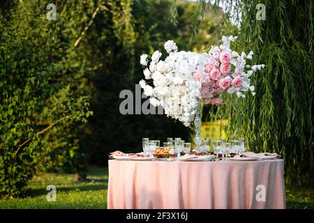 Table de banquet en plein air avec bougies Banque D'Images