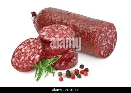 Salami fumé à la saucisse isolé sur fond blanc avec passe-cheveux et la profondeur de champ totale Banque D'Images