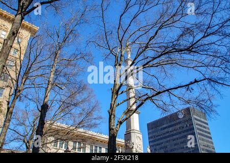 Augusta, GA USA - 02 21 21: Vue sur la ville des bâtiments du centre-ville à travers les arbres Banque D'Images