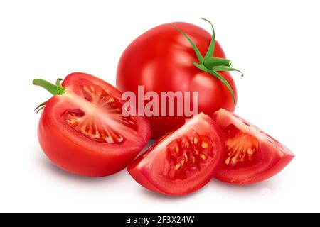 Tomate avec des tranches isolées sur fond blanc avec un chemin de coupure et une profondeur de champ totale. Banque D'Images