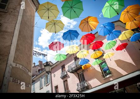 Gap (sud-est de la France) : parasols colorés au coin des rues "rue Pasteur" et "rue Petroliere" du centre ville Banque D'Images