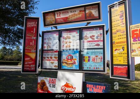 Augusta, GA USA - 02 21 21 : menu du drive-in du restaurant de restauration rapide Krystal et panneaux pour la commande Banque D'Images