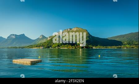 Lac d'Annecy (sud-est de la France) en automne. En arrière-plan, le château de Duingt Banque D'Images