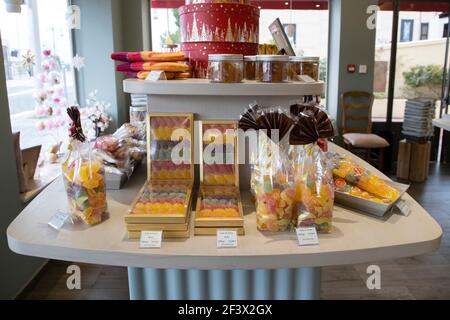 Confiserie, fabrication de bonbons à la confiserie “confiserie Florian” à Nice (sud-est de la France), production traditionnelle. Boutique et sacs de bonbons Banque D'Images