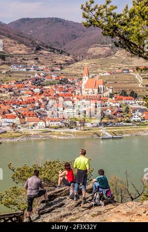 Village de Weissenkirchen avec des gens sur le point de vue sur le Danube pendant le printemps à Wachau, Autriche Banque D'Images