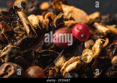 Sécher les canneberges dans un tas d'épices séchées mélangées et fruits Banque D'Images