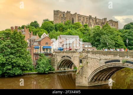 Vue sur River Wear près du pont Elvet au château de Durham au crépuscule, Angleterre, Royaume-Uni Banque D'Images