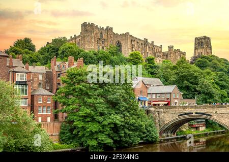 Vue sur River Wear près du pont Elvet au château de Durham au crépuscule, Angleterre, Royaume-Uni Banque D'Images