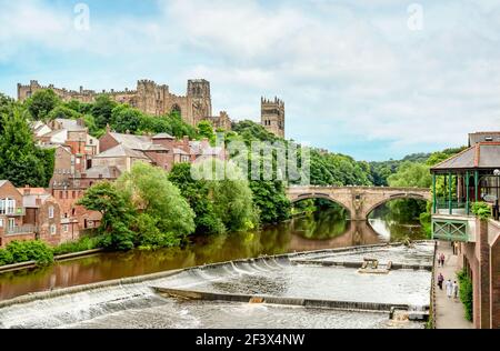 Vue de l'autre côté de la rivière Wear au château de Durham, comté de Durham, Angleterre, Royaume-Uni Banque D'Images