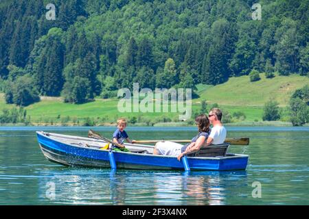 Famille avec chaloupe sur Alpsee Banque D'Images