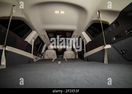 moscou, russie - 24 décembre 2019: La rangée arrière des sièges repliés dans plat flor. Intérieur vide de berline SUV Premium Mercedes classe GLS en tournage de nuit. Banque D'Images