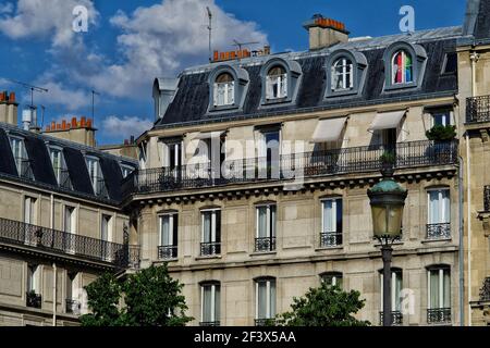 Beaux bâtiments résidentiels avec balcons et cheminées dans le centre De Paris France un jour ensoleillé Banque D'Images