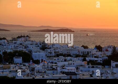 Vue panoramique sur la ville de Mykonos au soleil se place de manière spectaculaire Banque D'Images