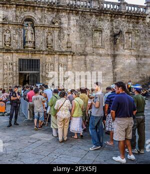 Les gens font la queue devant la porte sainte de la cathédrale de Saint-Jacques-de-Compostelle le jour de Saint-Jacques, le 25 juillet 2010 Banque D'Images