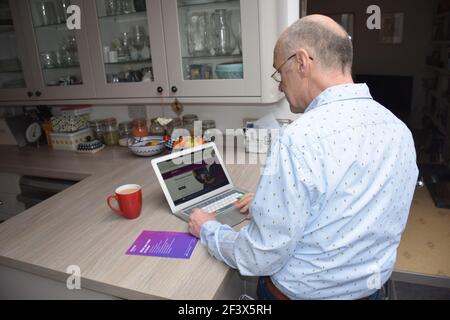 Homme faisant le recensement de l'Angleterre et du pays de Galles 2021 en ligne - ceci a lieu tous les 10 ans. L'Écosse a reporté son recensement à 2022 en raison de Covid. 2 mars Banque D'Images