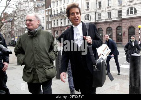 L'avocat de Johnny Depp, David Sherborne (à droite), arrive devant les cours royales de justice de Londres, devant une décision sur la demande de Depp devant la Cour d'appel. M. Depp demande l'autorisation de faire appel d'un arrêt accablant de la haute Cour qui a conclu qu'il avait agressé son ex-épouse Amber a entendu et l'a mise dans la crainte pour sa vie. Date de la photo: Jeudi 18 mars 2021. Banque D'Images